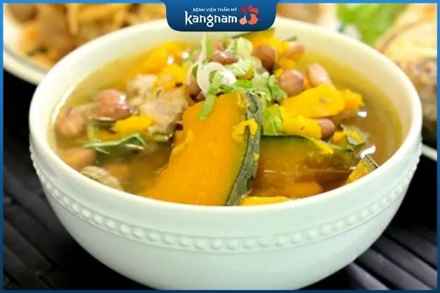 Canh bí đỏ đậu xanh chữa nhiệt tại nhà rất đơn giản