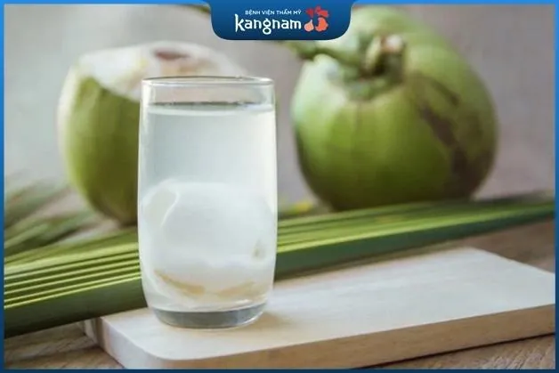 Cắt mí uống nước dừa được không?