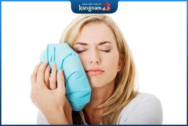 Chườm đá lạnh giúp trị nhiệt miệng