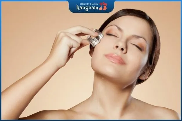 Chườm lạnh giảm sưng nề nếp mí