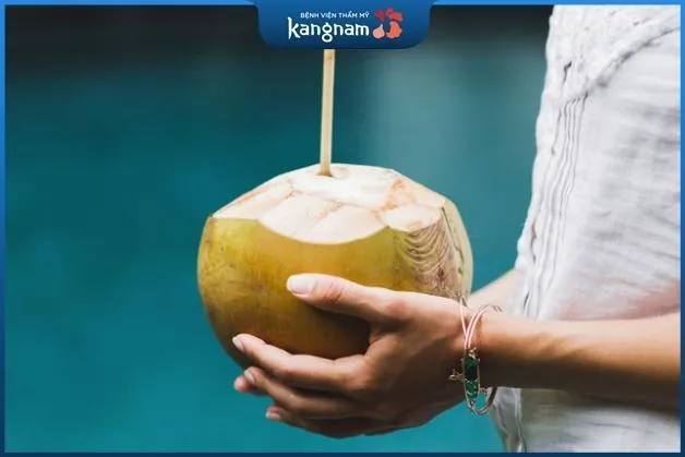 Kiêng nước dừa đến khi mí mắt đã lành thương