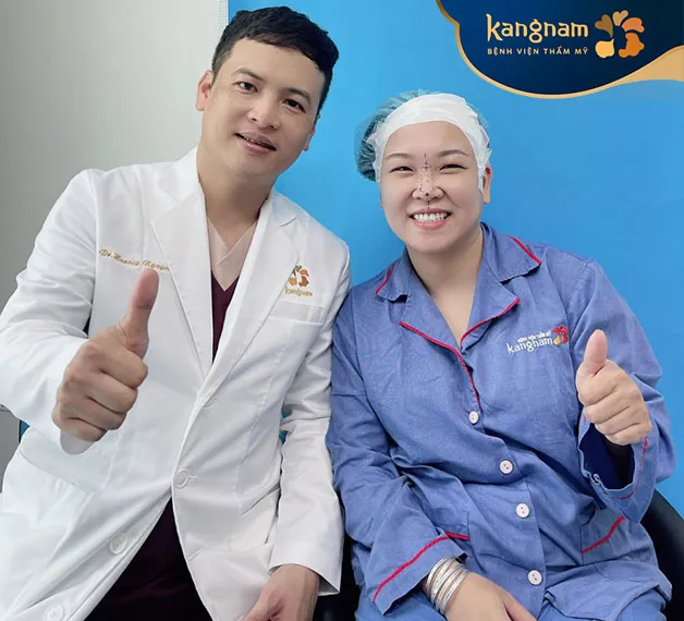 Bác sĩ Harvey Nguyễn và khách hàng