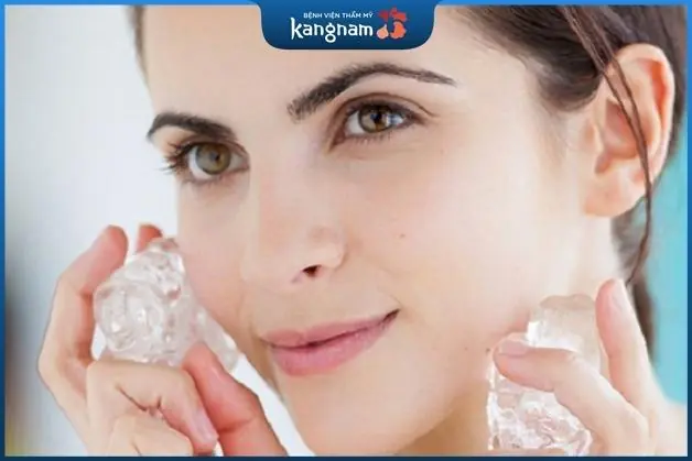 Nên chườm lạnh liên tục trong 24 - 48h đầu sau để giảm sưng.