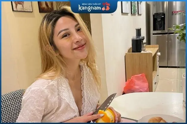 Khách hàng vui vẻ ngay sau khi nâng mũi