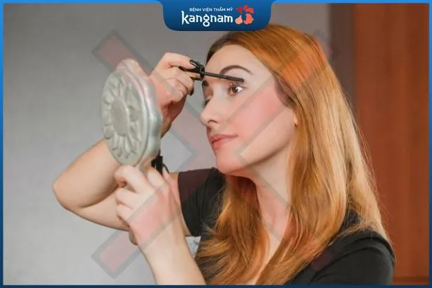 Hạn chế makeup cho tới khi nếp mí liền lại hoàn toàn