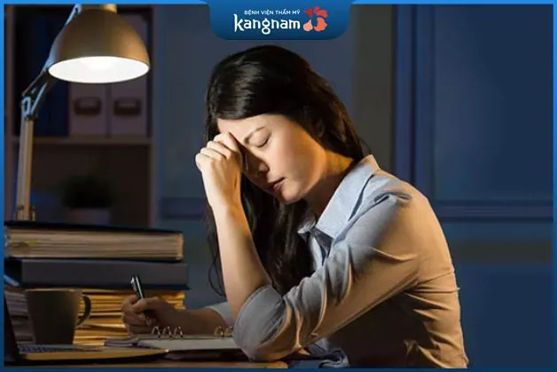 Không nên thức khuya khiến các hormone mất cân bằng, gây béo bụng