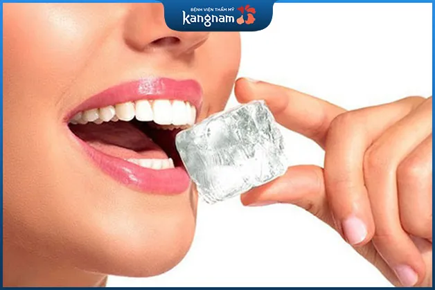 Dùng đá chườm môi để giảm sưng hiệu quả