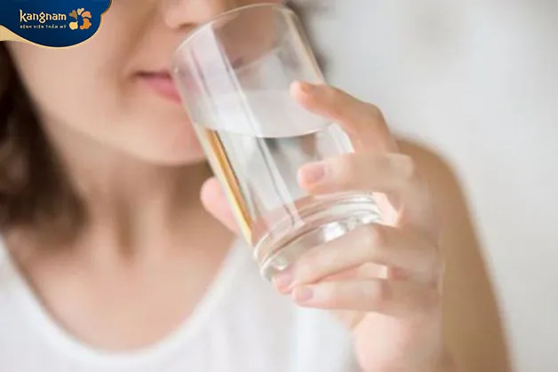 Nên chú ý uống nhiều nước và bổ sung dưỡng chất cho cơ thể