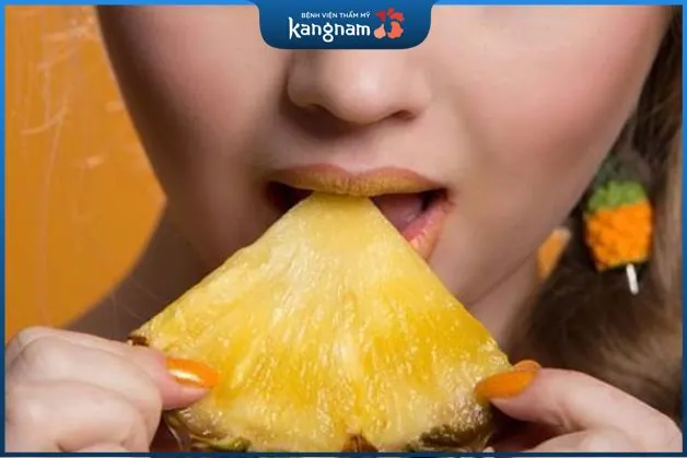 Ăn dứa sau khi xăm môi