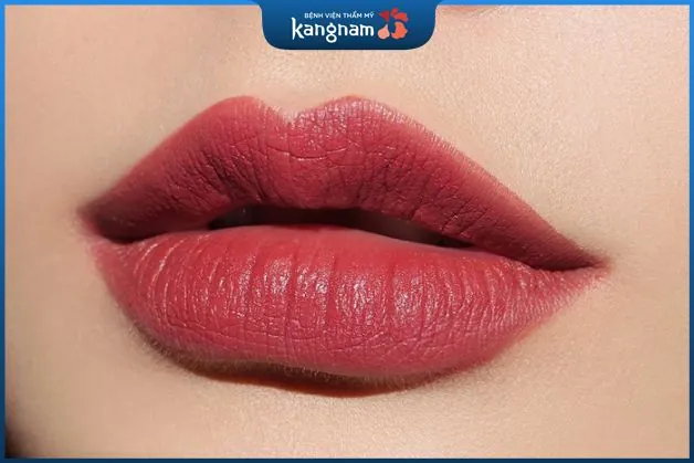 Môi đỏ hồng đậm sau khi phun lên màu nhạt hơn ban đầu