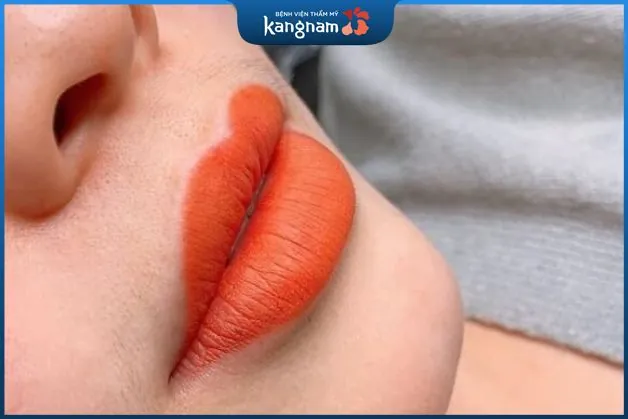 Phun môi cam cà rốt hợp với kiểu cách quý phái