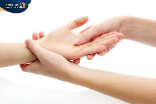 xóa nếp nhăn bàn tay