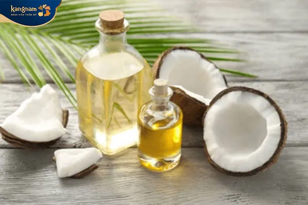 Bôi dầu dừa hàng ngày giúp cải thiện da tay nhăn