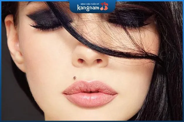 Nốt ruồi ở dưới mũi