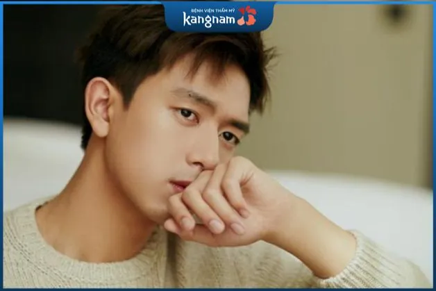 Nốt ruồi trong lông mày đàn ông