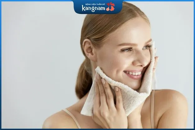 Chườm lạnh hỗ trợ giảm đau và sưng sau phẫu thuật