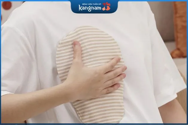 Chườm nóng hoặc chườm lạnh