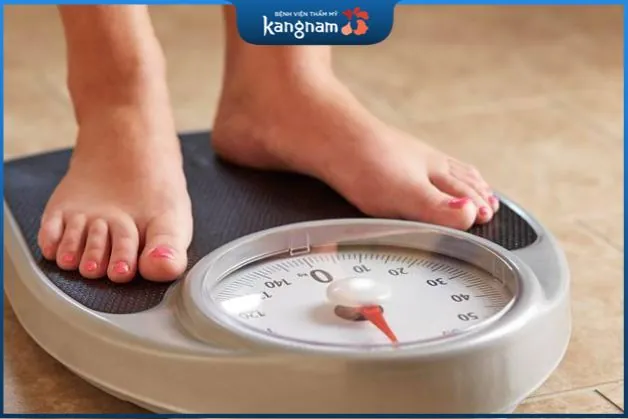 Đột ngột tăng cân hoặc giảm cân