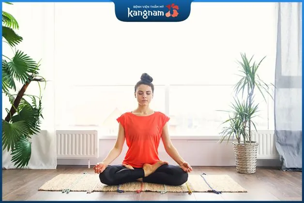 tập thể dục nhẹ nhàng như yoga, đi bộ, đạp xe