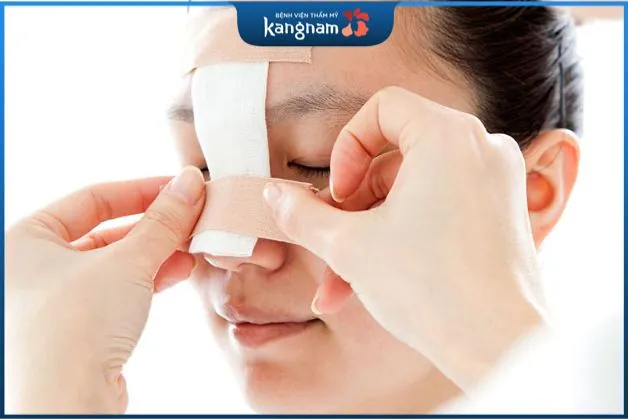 Vệ sinh mũi sạch sẽ với bông tăm thấm vào nước muối sinh lí và lau nhẹ nhàng