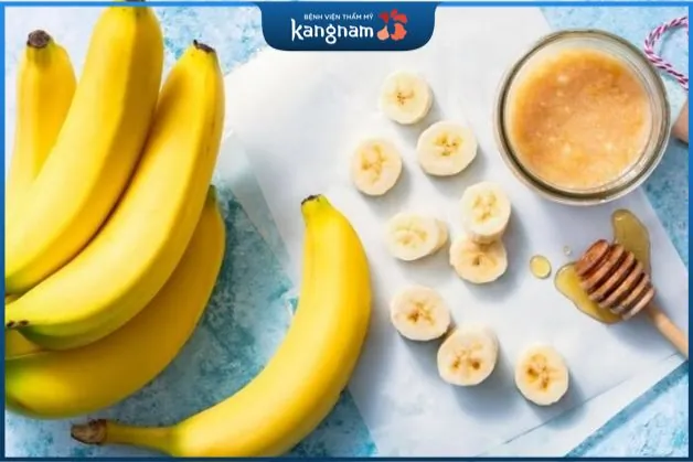 Chuối chứa nhiều vitamin và khoáng chất, giúp dưỡng ẩm và làm mịn da