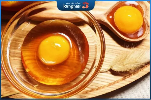 Mật ong với trứng làm mặt nạ trẻ hóa