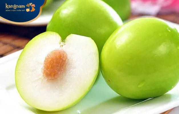 Đắp lá táo chua lên nốt mụn nhọt mọc ở mông