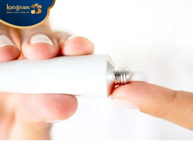 Sử dụng thuốc bôi điều trị mụn ở mông