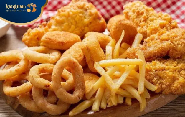 Thói quen ăn uống nhiều dầu mỡ gây mụn ở mông