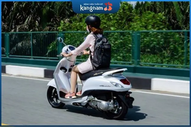 Nâng ngực bao lâu được đi xe máy