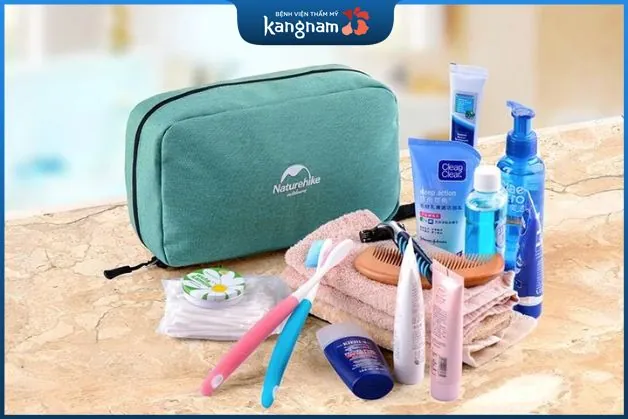 mụn cóc cũng có thể lây lan thông qua việc sử dụng chung một số dụng cụ cá nhân như dao cạo