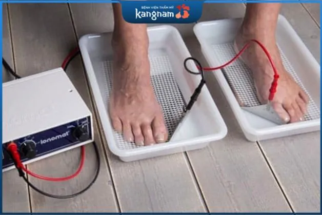 Trong quá trình chạy ion, hai điện cực được đặt vào nước và chân của bạn
