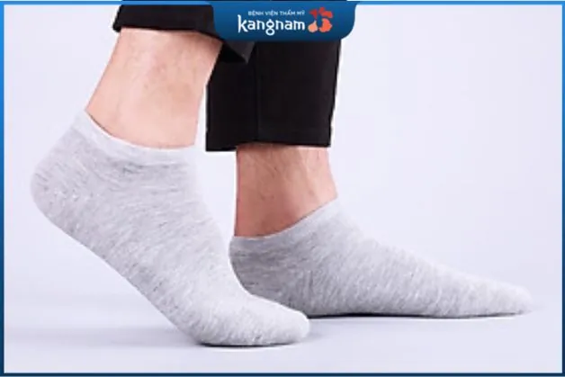 bạn nên chọn loại tất có chất liệu cotton hoặc sợi tổng hợp