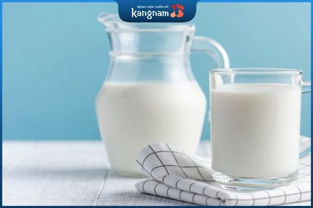 Uống sữa tươi là một cách tốt để cung cấp đủ lượng nước và dưỡng chất cho cơ thể