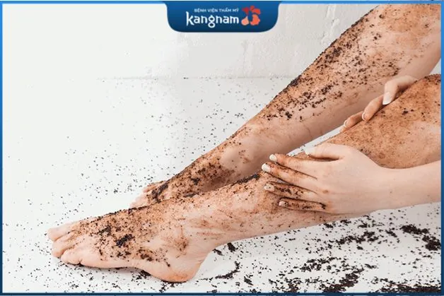Tẩy tế bào chết định kỳ giúp loại bỏ tế bào chết trên da chân