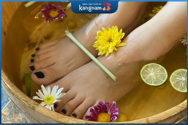 Chanh chứa axit citric, giúp tăng độ axit trong môi trường chân