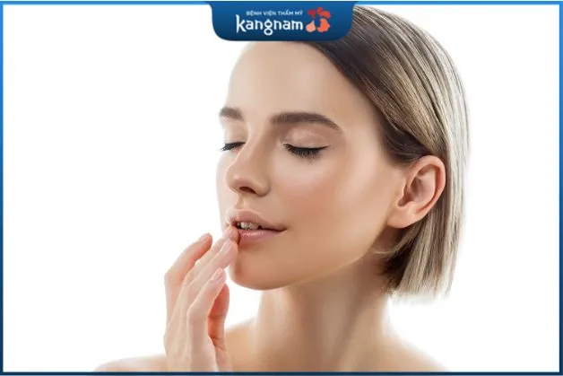 Tiếp tục bôi Vitamin A hàng ngày cho đến khi da môi bắt đầu bong vảy