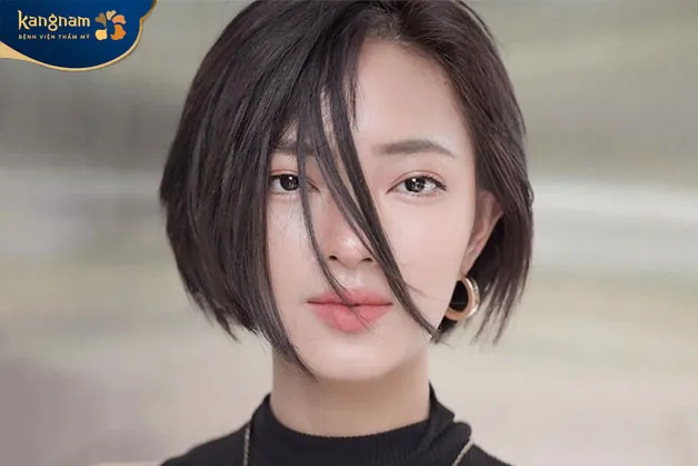 Tóc ngắn lệch mái chéo quý phái