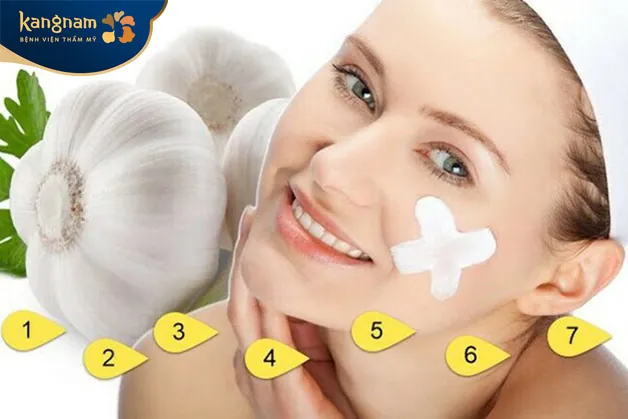 Đắp những lát tỏi mỏng sẽ giúp se cồi mụn nhanh hơn