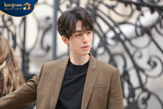 Tóc bổ luống không hề lỗi mốt còn mang đến vẻ lãng tử 