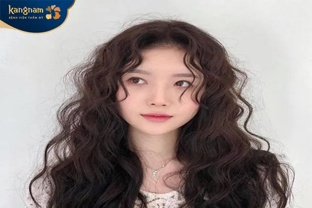 Kiểu tóc giúp tạo điểm nhấn nhưng vẫn giữ nét trẻ trung vốn có