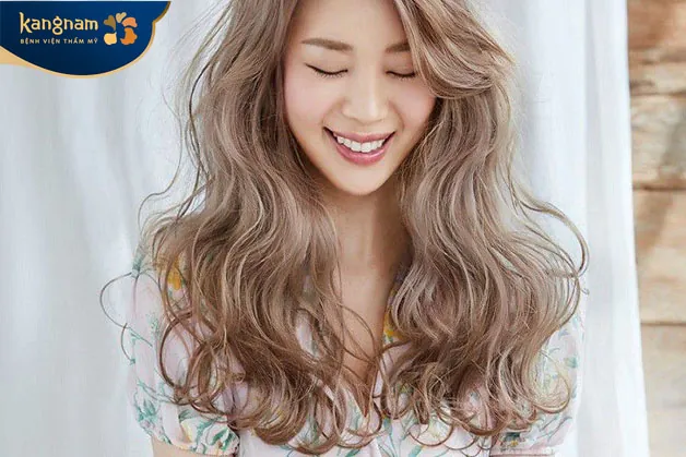 Mặt trái xoan hợp với kiểu tóc nào thì kiểu xoăn sóng nữ tính là lựa chọn 