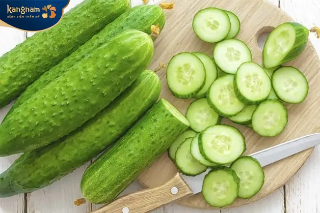 Đắp hỗn hợp dưa leo lên môi để cải thiện tình trạng thâm sạm