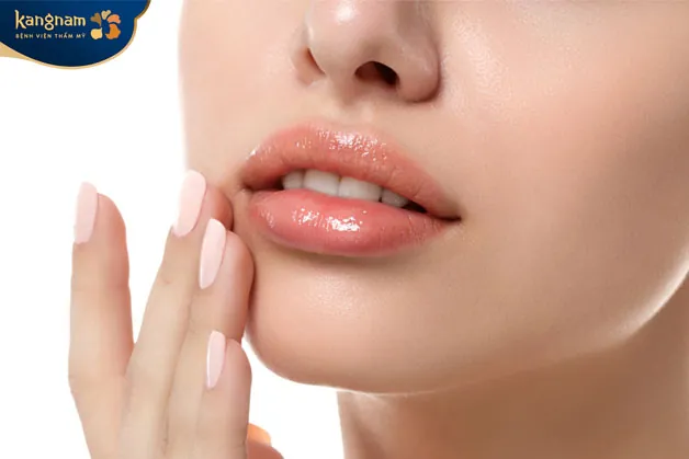 Dùng nước hoa hồng trị môi thâm