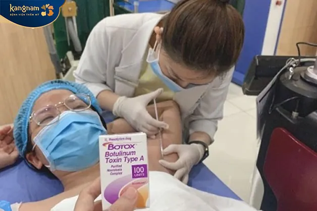 Bác sĩ chuyên khoa trực tiếp tiêm botox cho khách hàng