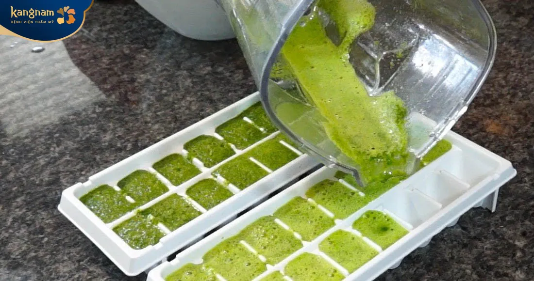 Massage mặt bằng chuối xanh đóng đá