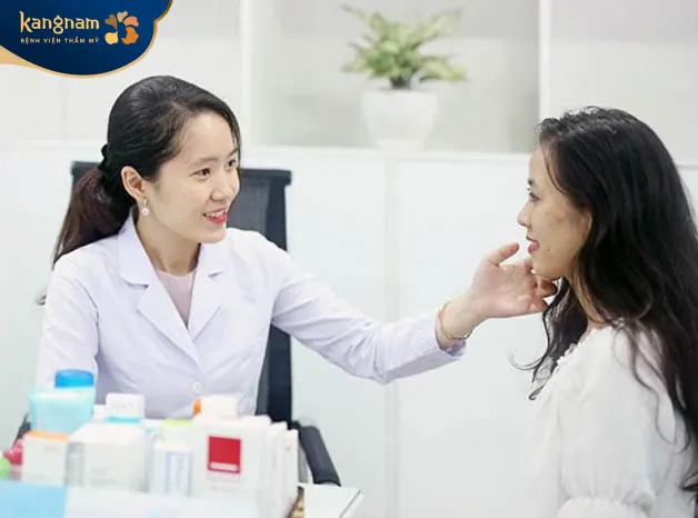 Thăm khám với bác sĩ da liễu càng sớm càng tốt