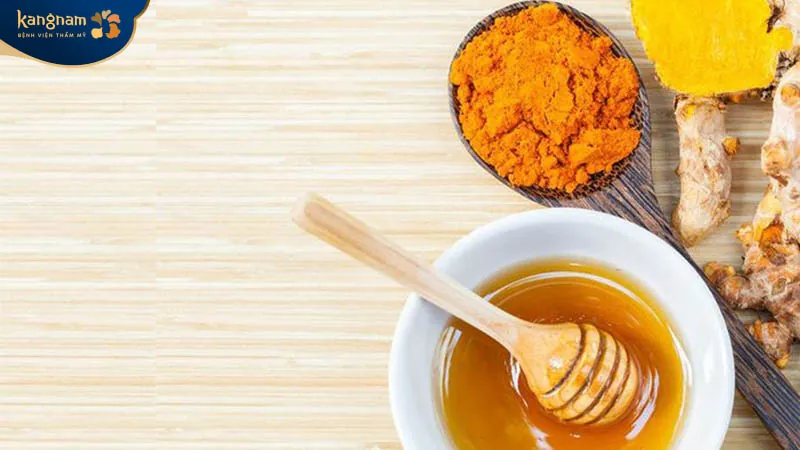 Loại bỏ mụn trứng cá đỏ đơn giản bằng tinh bột nghệ và mật ong