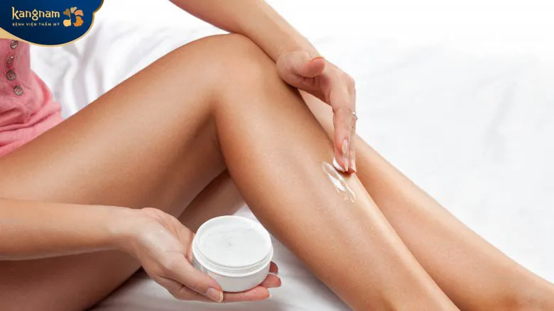 Sau khi triệt lông chị em nên cung cấp độ ẩm cho da bằng cách sử dụng kem dưỡng