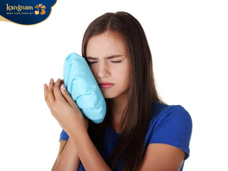 Chườm đá lạnh để giảm sưng tấy, đau nhức